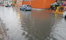 VIDEO | Inundación afecta escuelas en Iztacalco: alumnos cruzan entre agua sucia en CDMX