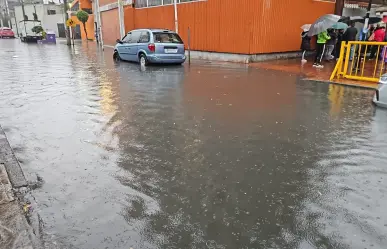 VIDEO | Inundación afecta escuelas en Iztacalco: alumnos cruzan entre agua sucia en CDMX