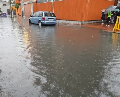 VIDEO | Inundación afecta escuelas en Iztacalco: alumnos cruzan entre agua sucia en CDMX