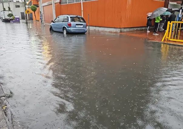 VIDEO | Inundación afecta escuelas en Iztacalco: alumnos cruzan entre agua sucia en CDMX