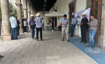 Campesinos de Durango se manifiestan afuera del Congreso del Estado; esto solicitan