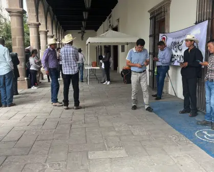 Campesinos de Durango se manifiestan afuera del Congreso del Estado; esto solicitan