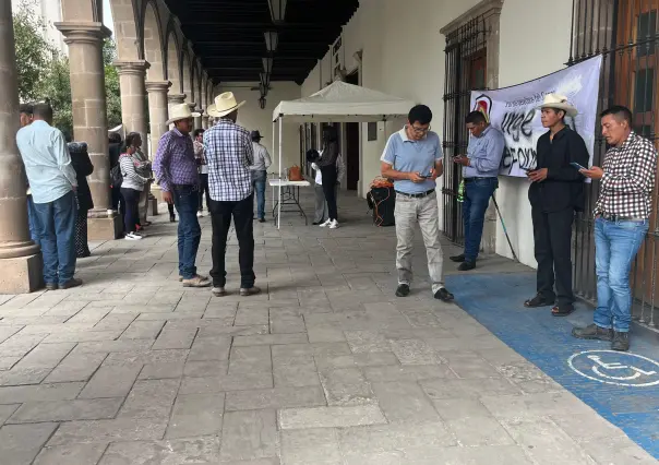 Campesinos de Durango se manifiestan afuera del Congreso del Estado; esto solicitan