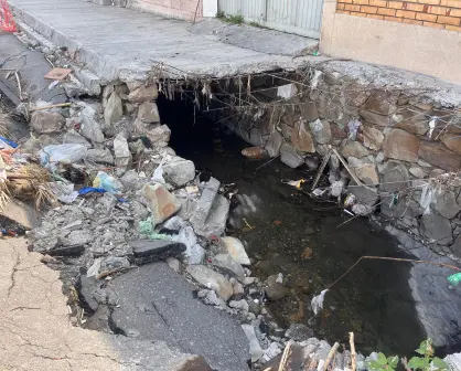 Socavón en Saltillo: Calle Ignacio López Rayón, peligrosa para peatones y tránsito