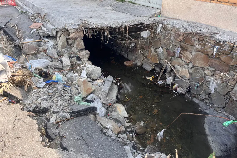 Socavón en Saltillo: Calle Ignacio López Rayón, peligrosa para peatones y tránsito