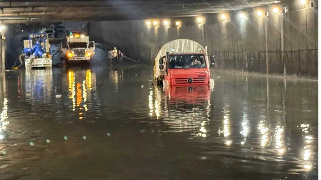 Lluvias colapsan de nuevo el puente de Churubusco en la alcaldía Venustiano Carranza de CDMX