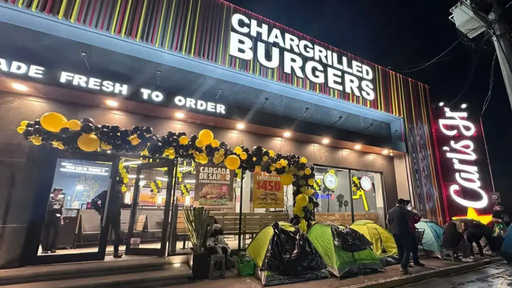 Carl´s Jr. apertura sucursal en Tehuacán y acampan para obtener una hamburguesa gratis