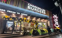Carl’s Jr. apertura sucursal en Tehuacán y acampan para obtener una hamburguesa gratis