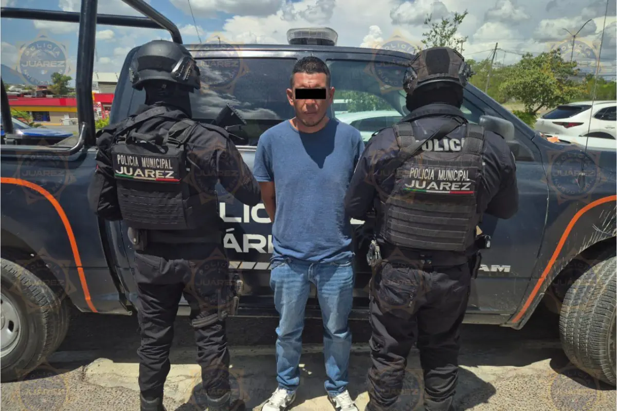 Durante la revisión, se le localizó una mochila tipo mariconera que contenía varios envoltorios con una sustancia con características similares al cristal/Foto: Policía de Juárez