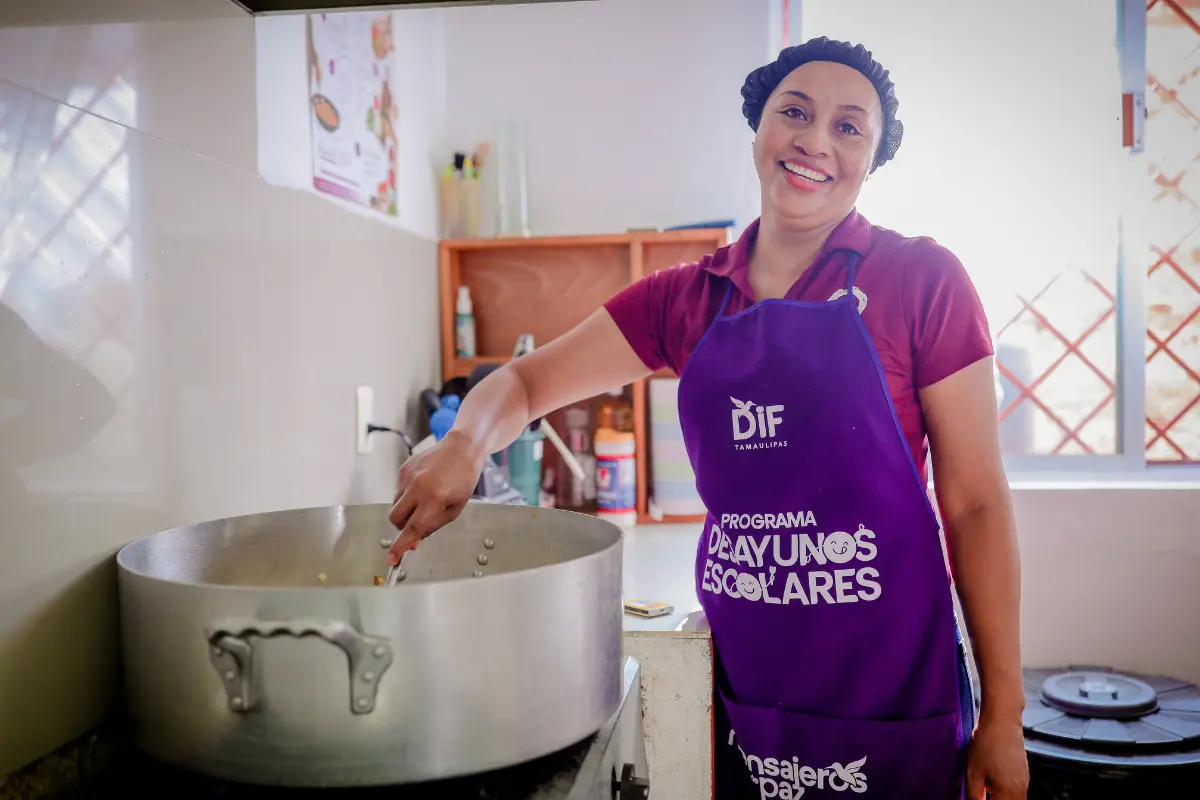 Desayunos calientes se entregan diariamente a alumnos de escuelas en comunidades en condiciones de vulnerabilidad. Foto. Daniel Espinoza