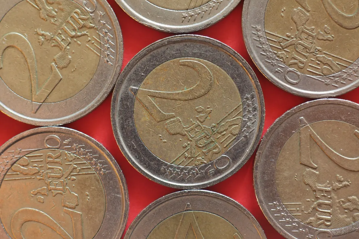 La emoción de coleccionar se intensifica con las monedas de 2 euros que han aumentado significativamente su valor actual en el mercado. Foto: Canva