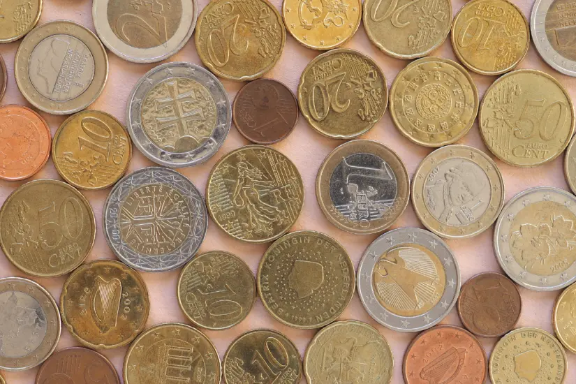 El mundo de la numismática ofrece sorpresas con monedas de 2 euros que hoy pueden valer hasta 2 mil euros. Foto: Canva
