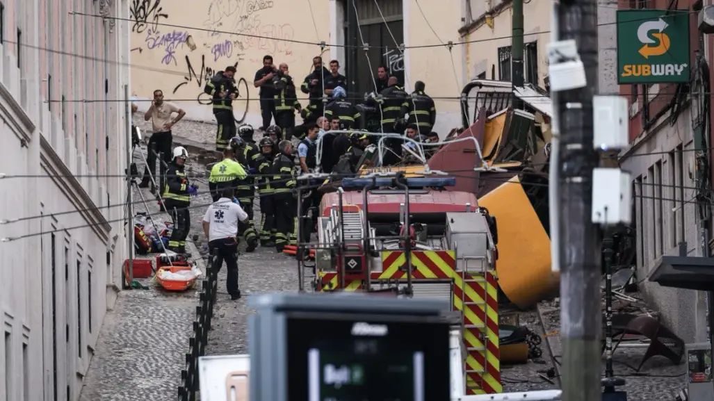 VIDEO l Un tranvía eléctrico en Lisboa se descarrilla y deja varios muertos