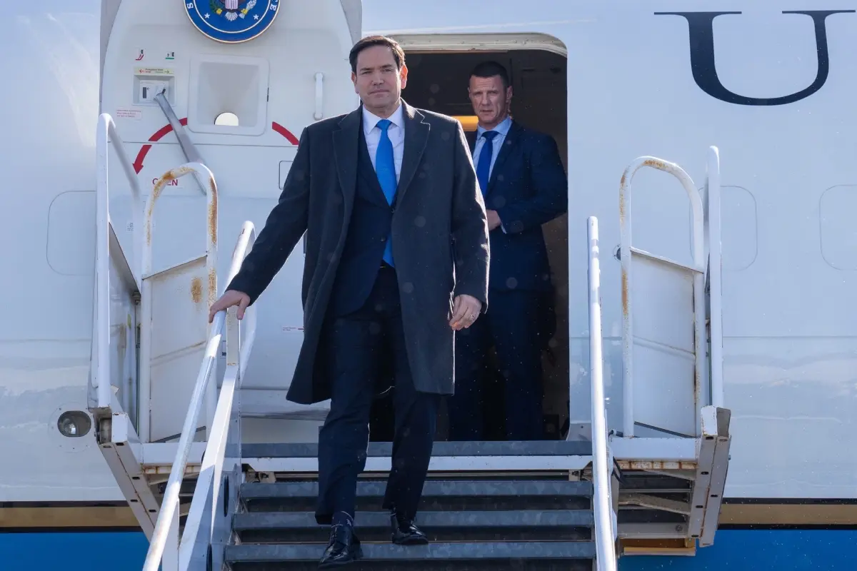 Marco Rubio descendiendo de un avión Foto: X(Twitter) @SecRubio