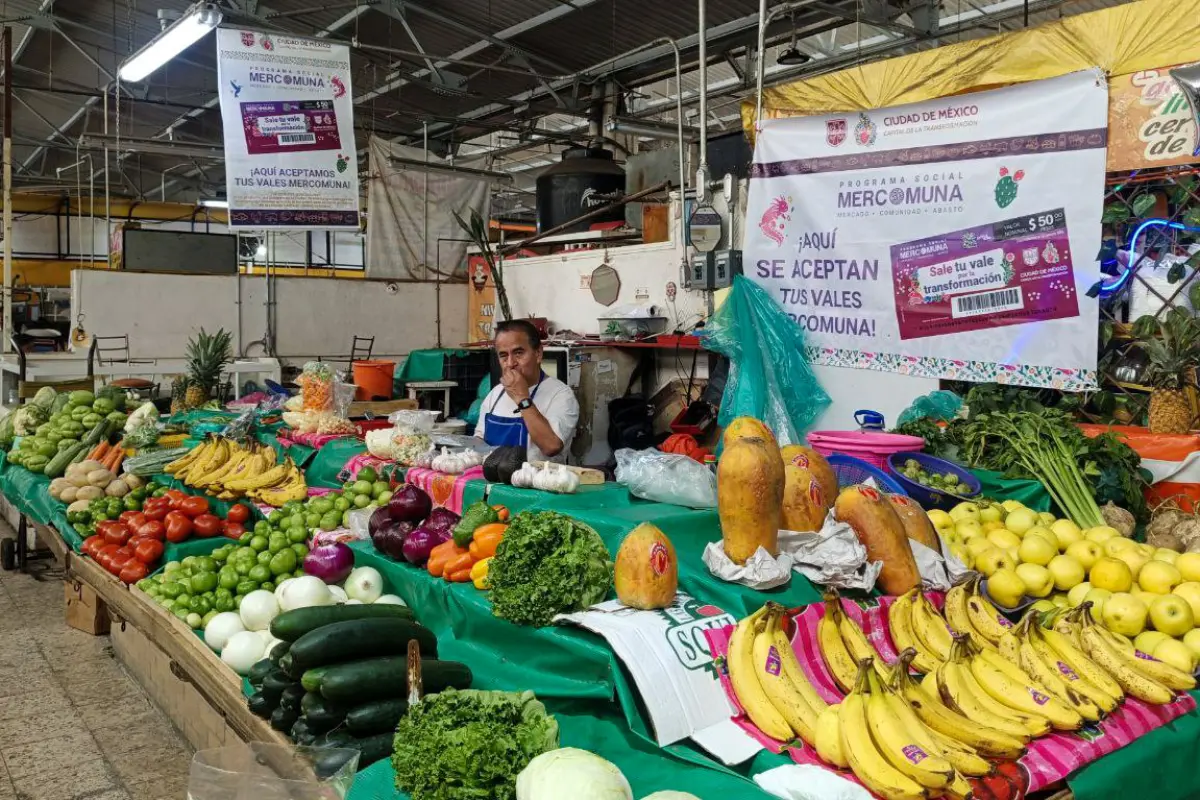 Locatario en mercado de CDMX que recibe vales Mercomuna. Foto: Gobierno CDMX