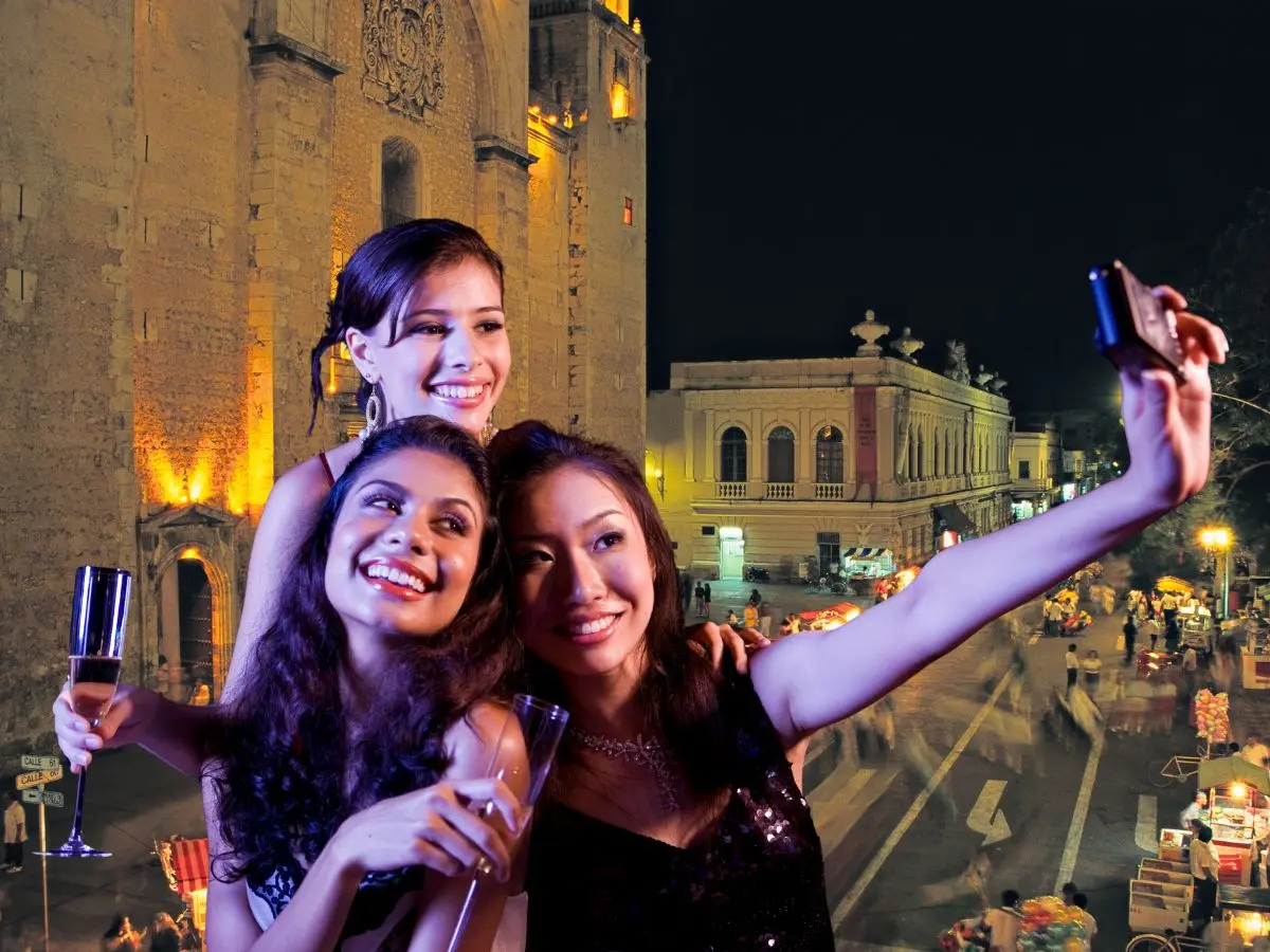 Para elegir qué lugar visitar, considera si prefieres música y baile, arte independiente, ambiente inclusivo, convivencia familiar al aire libre, o espectáculos escénicos.- Fuente Canva