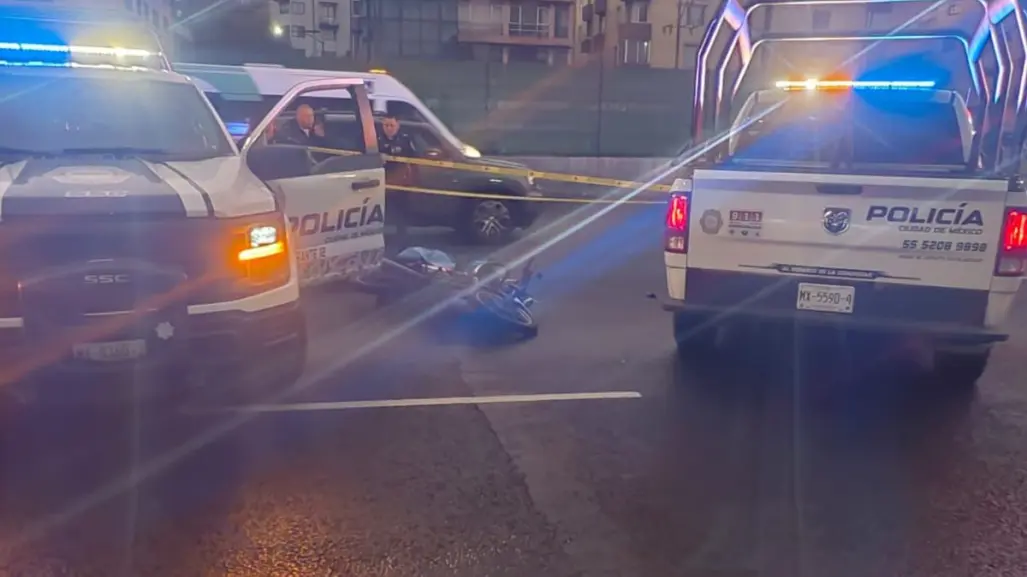 Muere policía auxiliar de CDMX tras derrapar su motocicleta en Viaducto