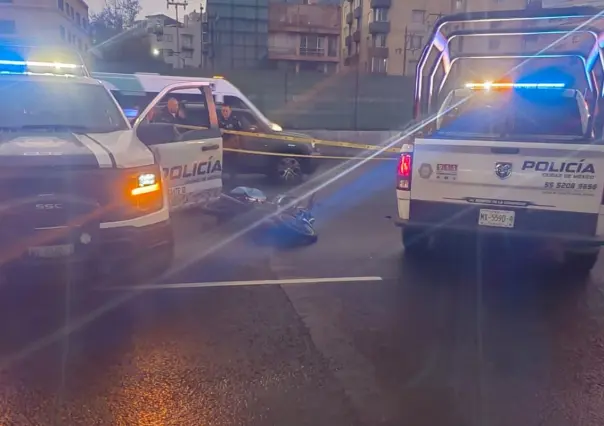 Muere policía auxiliar de CDMX tras derrapar su motocicleta en Viaducto