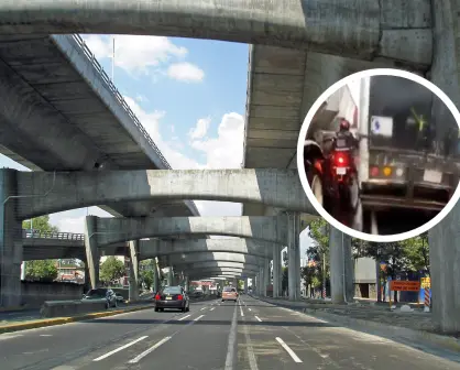 VIDEO | Motociclista es derribado al quedar atrapado entre dos camiones en periférico CDMX