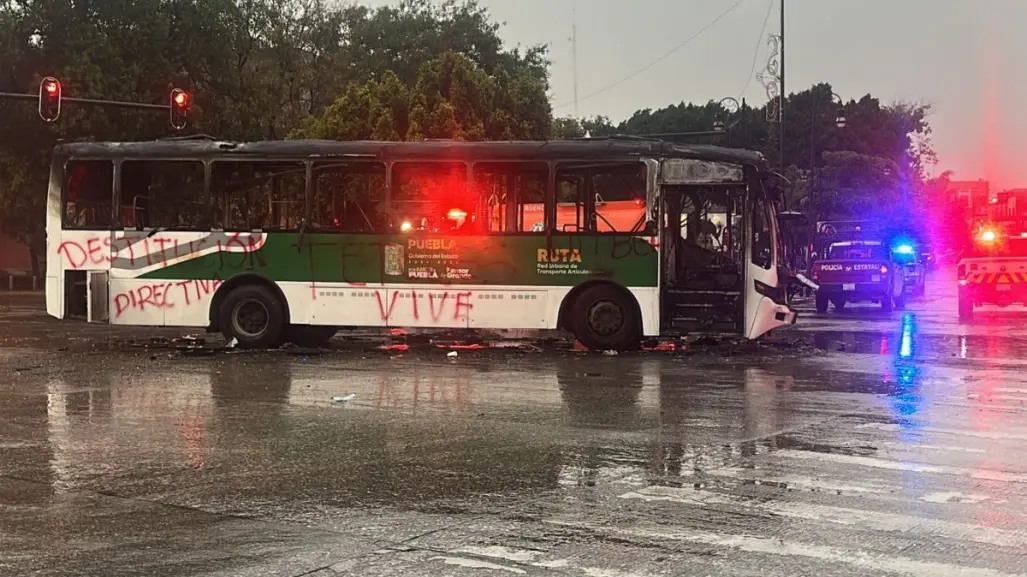 Normalistas de Teteles exigen salida de directivos con quema de vehículos | VIDEO