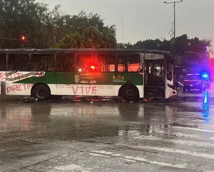 Normalistas de Teteles exigen salida de directivos con quema de vehículos | VIDEO