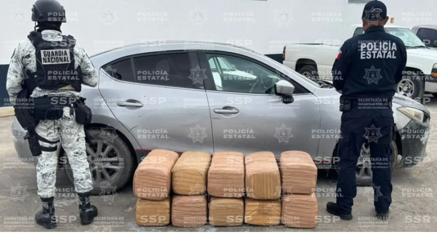Fue localizado un auto con 10 paquetes de droga en Durango. Foto: Especial.