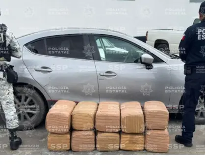 Abandonan en Durango un auto con la cajuela repleta de droga
