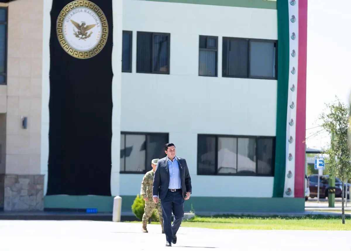 El alcalde de Salinas Victoria, Raúl Cantú, dio la bienvenida al general de Brigada de Estado Mayor, Tomás Amador Ramírez, como nuevo comandante de la Séptima Zona Militar. Foto: Facebook Raúl Cantú