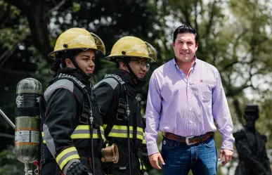 Raúl Cantú felicita a los bomberos de Salinas Victoria en su día