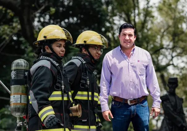 Raúl Cantú felicita a los bomberos de Salinas Victoria en su día