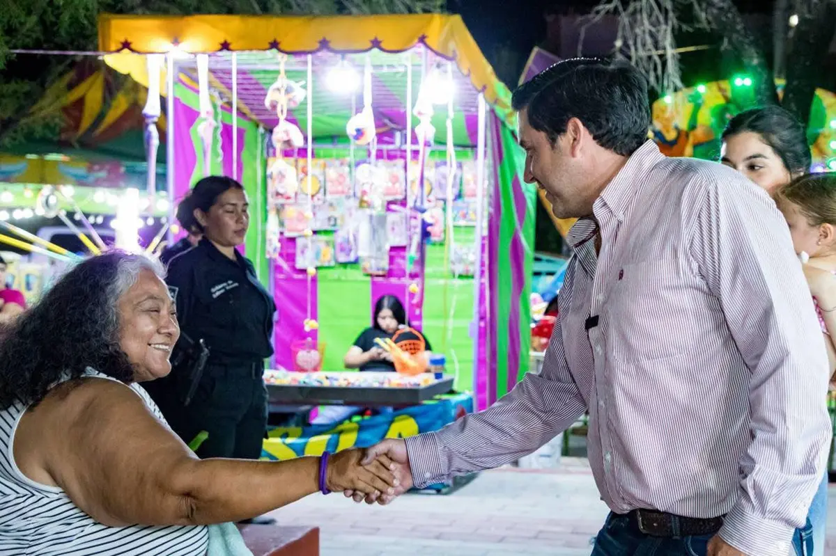 El alcalde de Salinas Victoria, Raúl Cantú, saluda a los ciudadanos en el cierre de las Fiestas Patronales de Nuestra Señora de la Asunción 2025. Foto: Facebook Raúl Cantú