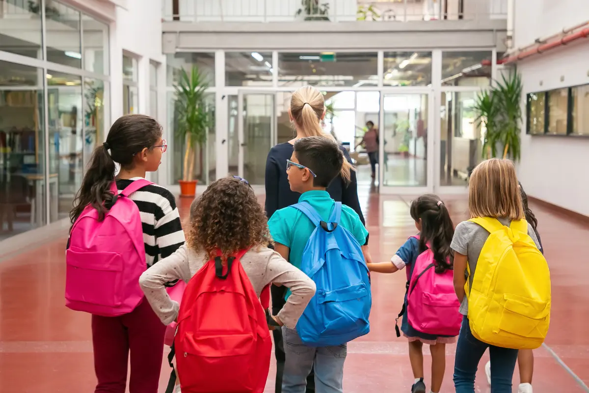 Pequeños regresando a clases.  Foto: Freepik