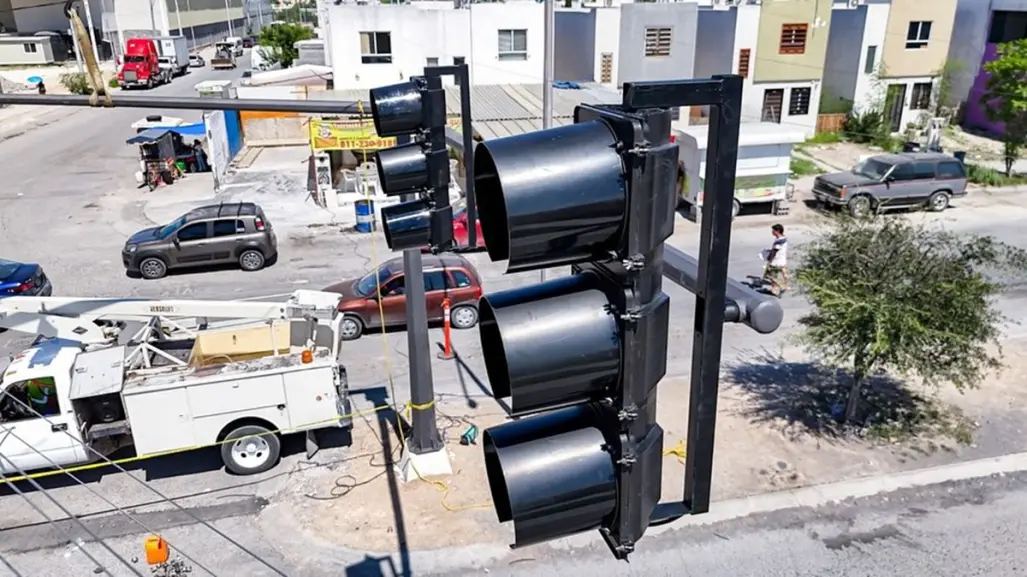 Arranca instalación de semáforos en Salinas Victoria para reforzar seguridad vial