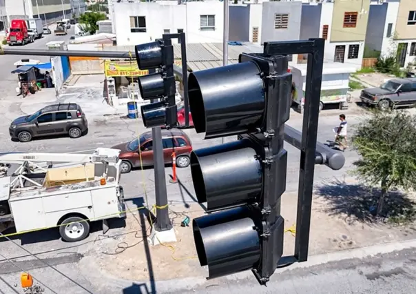 Arranca instalación de semáforos en Salinas Victoria para reforzar seguridad vial