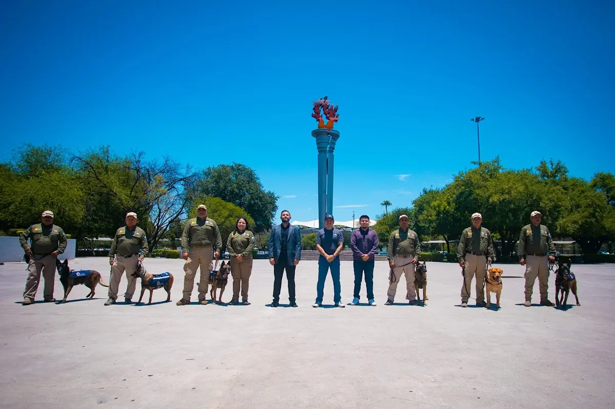 Un total de seis binomios caninos fueron avalados por el Hill Country Dog Center de Estados Unidos, reafirmando a la UANL como referente nacional en seguridad universitaria. Foto: UANL