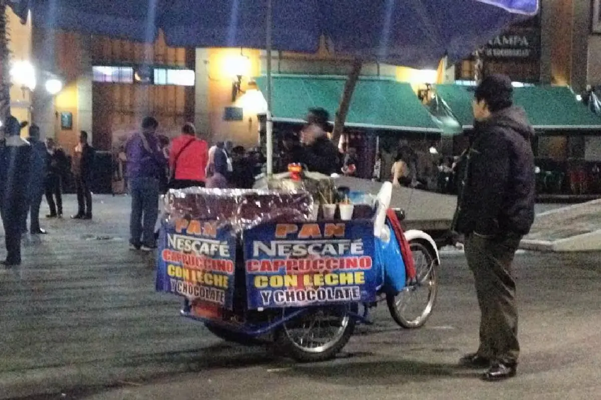 Vendedores de café y pan en la alcaldía Cuauhtémoc. Foto: @IbukiMagno | Canva