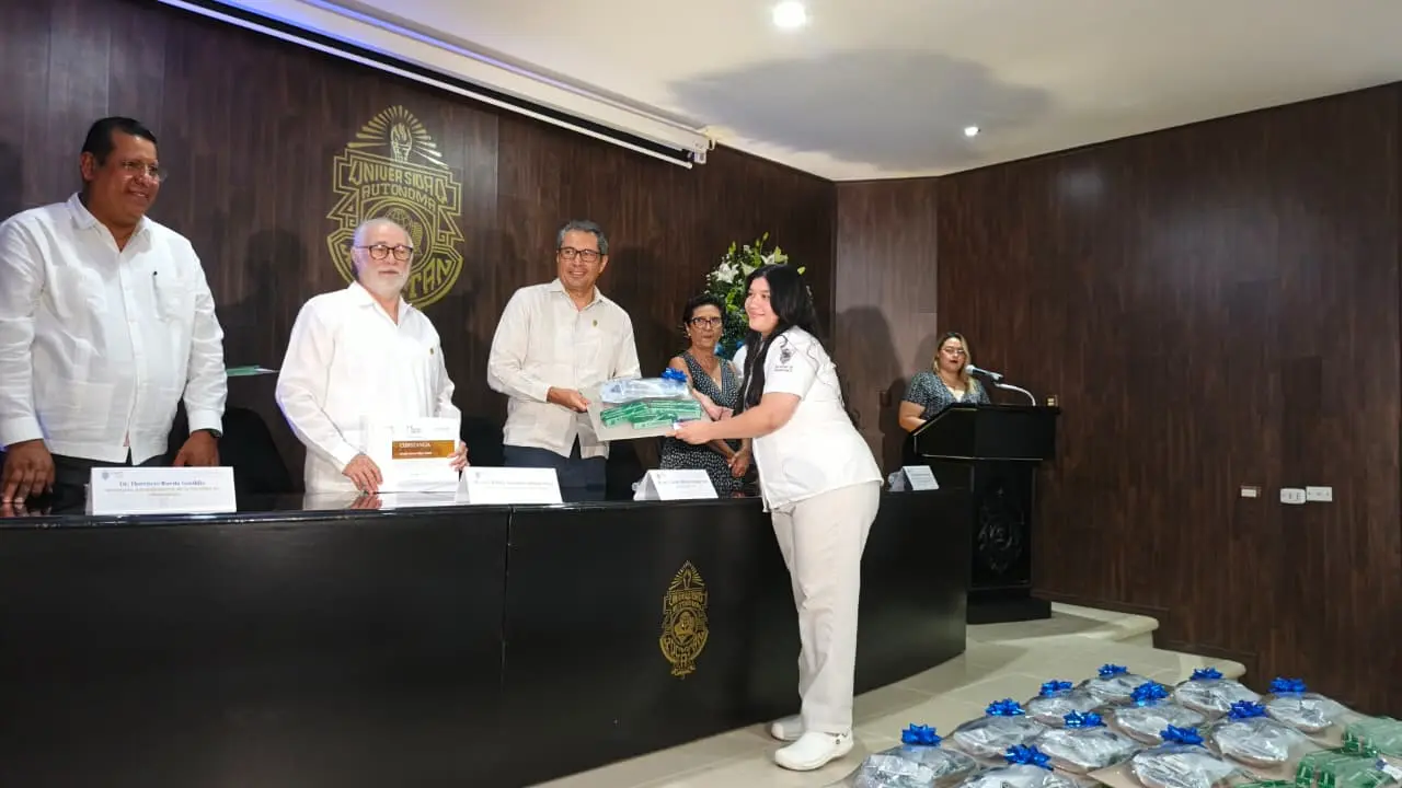 ¿Qué incluyen las becas de la UADY?. Foto: Christian Espadas