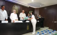 UADY entrega becas de inscripción e instrumental a estudiantes de Odontología