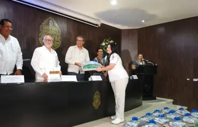 UADY entrega becas de inscripción e instrumental a estudiantes de Odontología