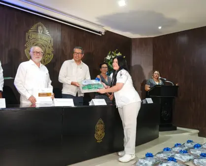 UADY entrega becas de inscripción e instrumental a estudiantes de Odontología