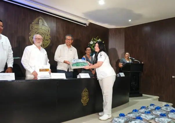 UADY entrega becas de inscripción e instrumental a estudiantes de Odontología