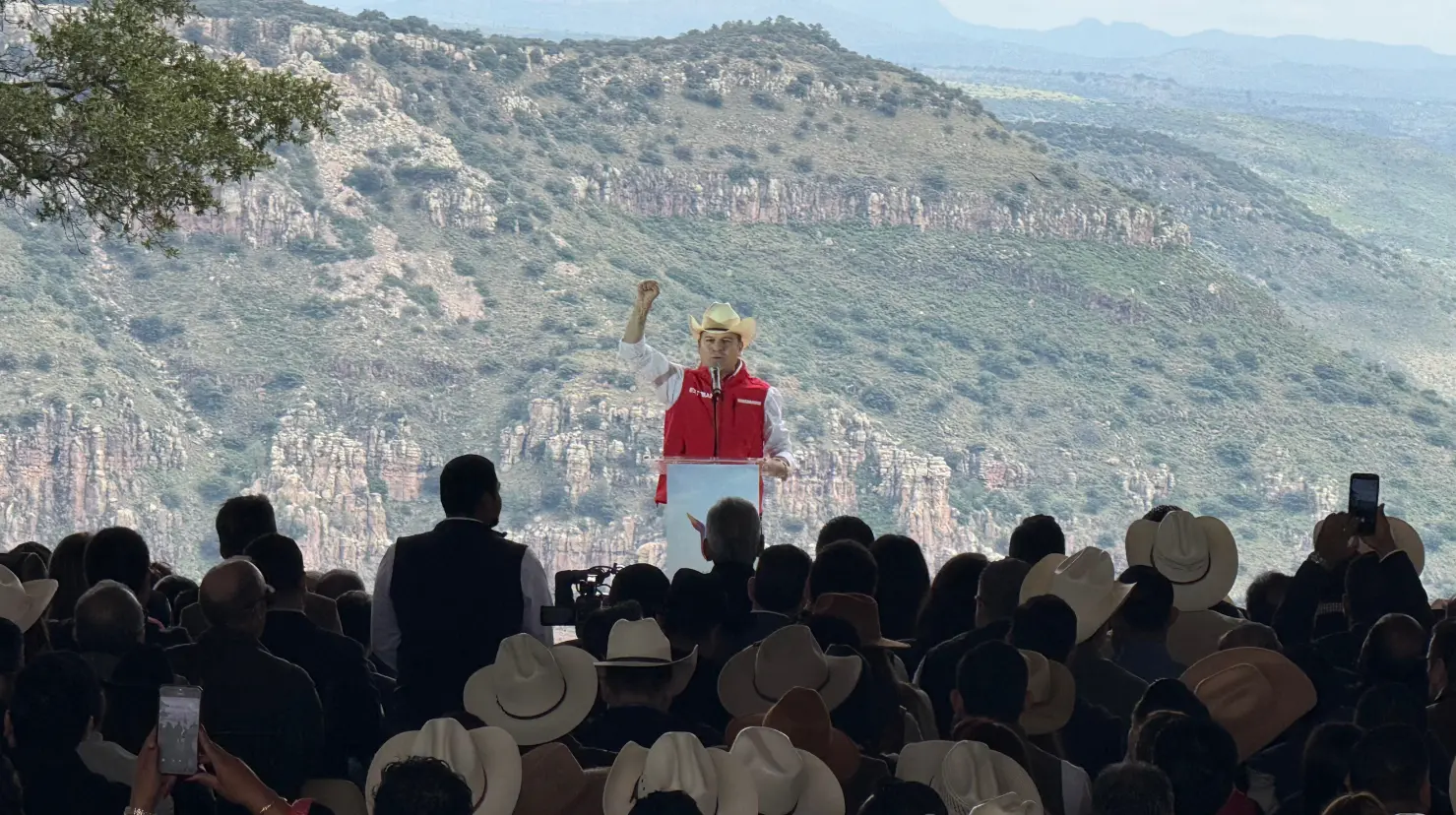 En un paraje natural, el gobernador Esteban Villegas rindió su tercer informe de gobierno. Foto: Jesús Carrillo.
