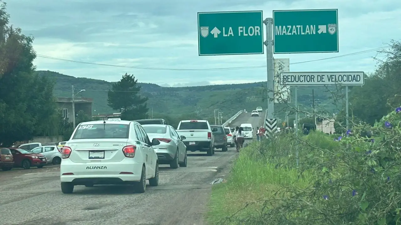 La carretera Durango - La Flor registró una importante afluencia de vehículos. Foto: Alejandro Ávila.