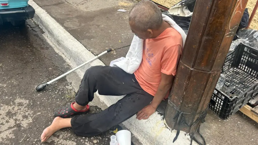 Abandonan en la vía pública a un indigente en plena noche lluviosa en Durango