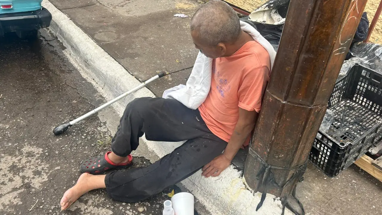 El hombre fue abandonado en la vía pública en medio de la lluvia. Foto: Alejandro Ávila.