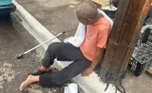 Abandonan en la vía pública a un indigente en plena noche lluviosa en Durango