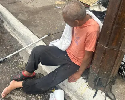 Abandonan en la vía pública a un indigente en plena noche lluviosa en Durango