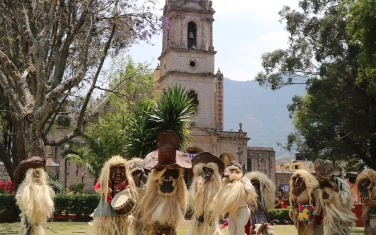 Cada 9 de agosto se conmemora el Día Internacional de los Pueblos Indígenas. Foto: X/ @24EdomexN (Canva)