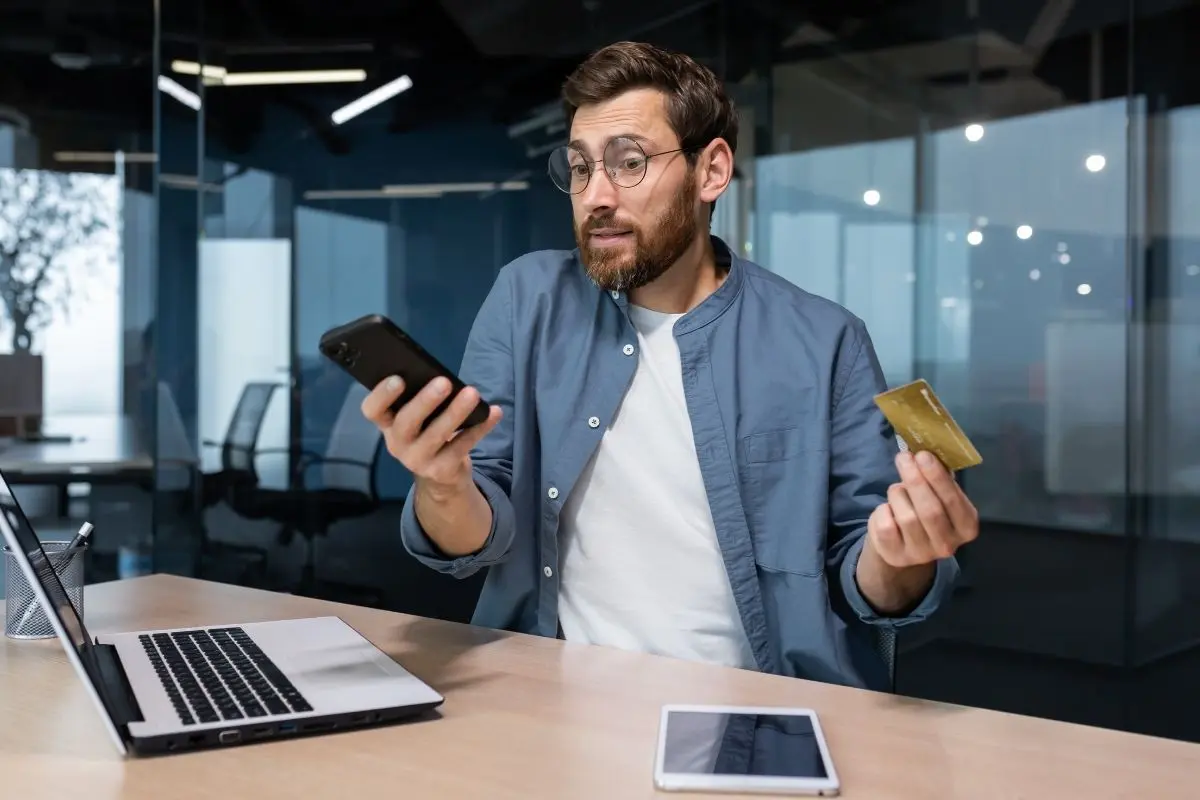La Comisión Nacional para la Protección y Defensa de los Usuarios de Servicios Financieros (Condusef) comparte una serie de recomendaciones para evitar ser víctima de un fraude de servicios financieros digitales. Foto: Canva
