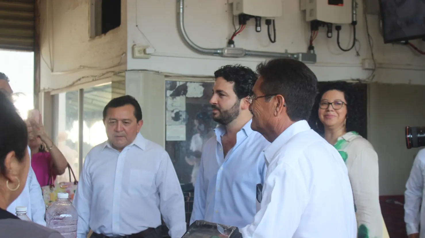 La Central de Abasto de Mérida recibió al director del Conalep de Yucatán, Felipe de Jesús Duarte Ramírez, quien sostuvo un diálogo con los administradores de dicho punto para lograr un convenio y así estudiantes puedan realizar sus prácticas profesionales.- Fuente Conalep